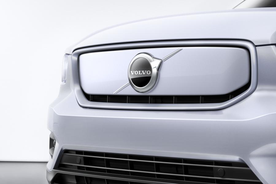 Логотип Volvo XC40 Recharge P8 AWD 2019 года  (WW) (фото 9 из 34)